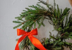 Holiday-Wreath-topaz